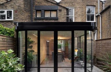 Bureau de Change Adds Glass Pavilion to Home in London