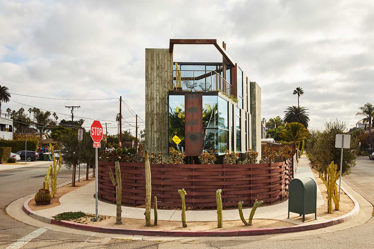 The Oxford Triangle Residence Offers a New Spin on a Venice Beach House