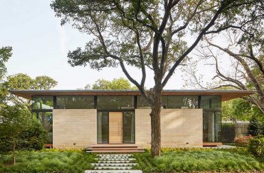 A Glass House in Texas With a Roof That Appears to Float