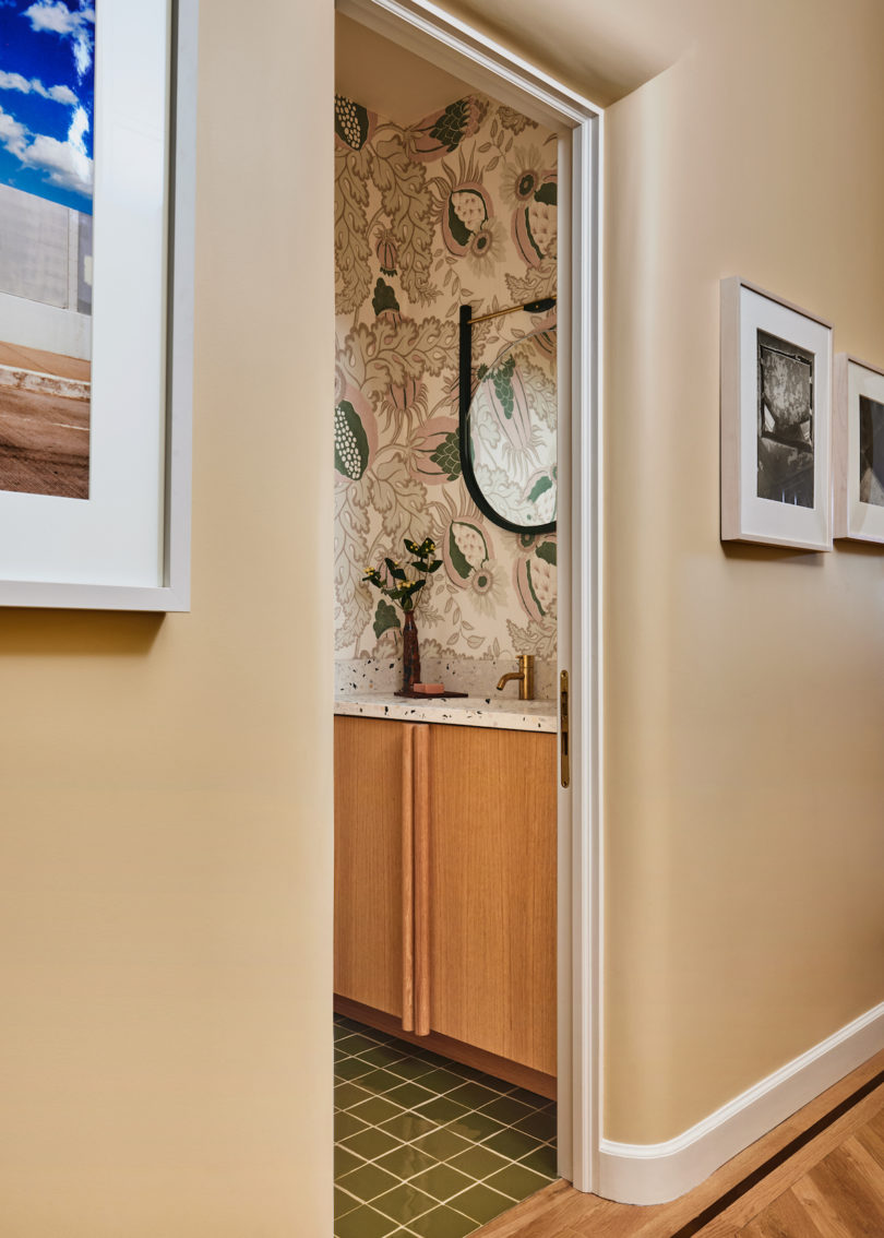 Corridor leading to a private bathroom in the principal suite