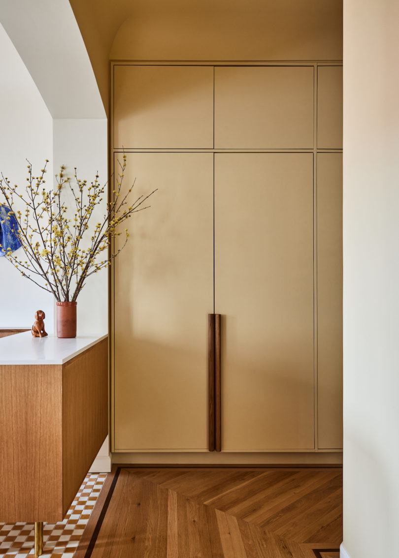 Asymmetrical niches and rounded openings in corridor walls