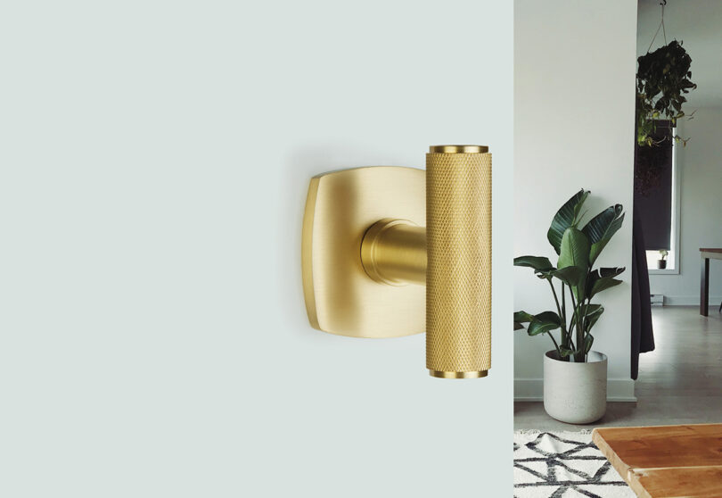 T-shaped door pull in gold